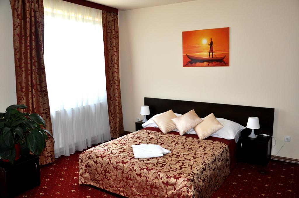 Hotel Korona Rzeszow Ngoại thất bức ảnh